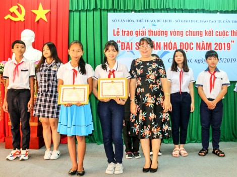 “Bỏ điện thoại xuống

và cầm quyển sách lên”…