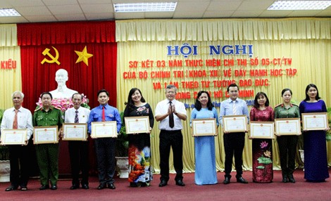 Làm theo Bác bằng những hành động thiết thực