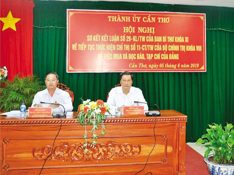 Mỗi tổ chức đảng từ thành phố đến cơ sở

thực hiện tốt việc mua báo, tạp chí của Đảng