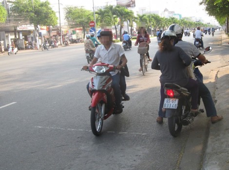 Đi ngược chiều, hiểm họa chực chờ