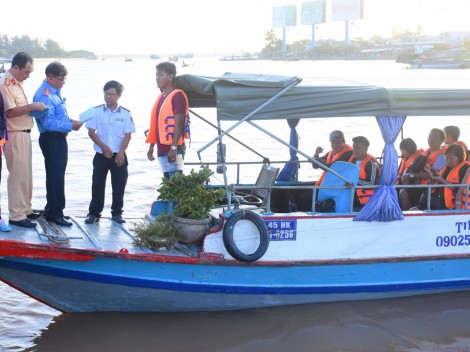 Phối hợp kiểm tra bảo đảm trật tự an toàn giao thông 

đường thủy nội địa