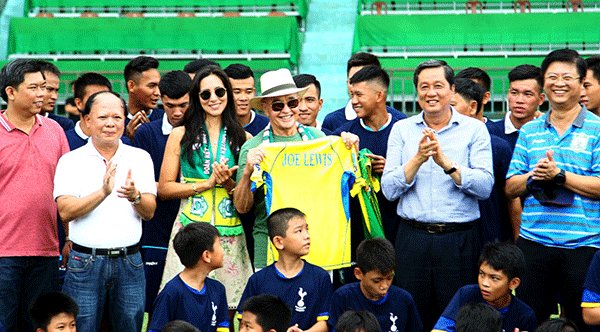Tỉ phú Joe Lewis đến thăm CLB bóng đá Cần Thơ