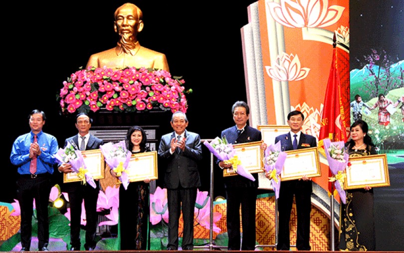 Quỹ học bổng Vừ A Dính đón nhận Huân chương Lao động hạng Nhất