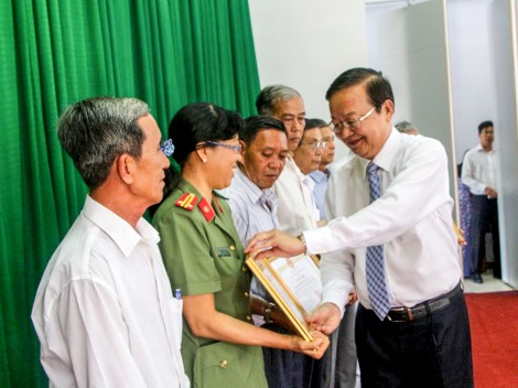 Nhân rộng điển hình làm theo gương Bác