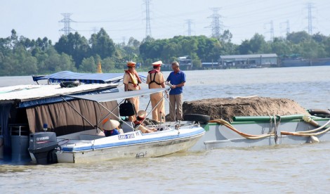 Giữ bình yên trên những tuyến sông