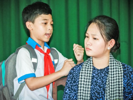 Những “nghệ sĩ cải lương” mang khăn quàng đỏ