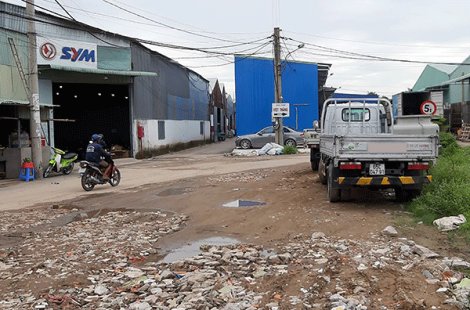 Bức xúc vì xe tải gây hư hỏng đường