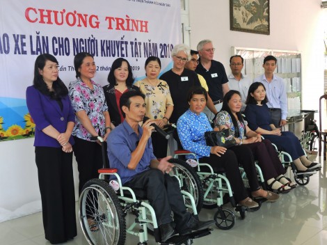 Trao 47 xe lăn, xe lắc cho người khuyết tật