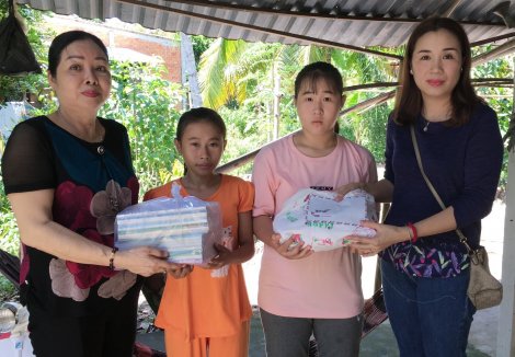 Giúp hai trẻ mồ côi có điều kiện đến trường