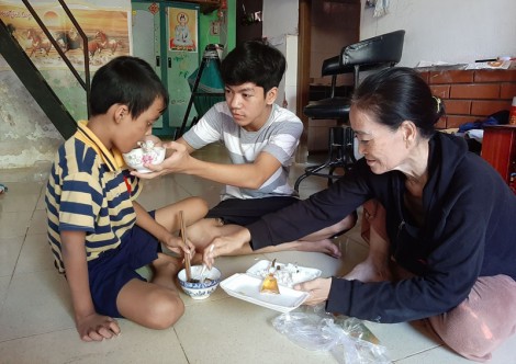 Bà ngoại già nuôi cháu nhỏ bệnh tật