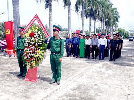 Bộ Chỉ huy Quân sự thành phố viếng các nghĩa trang liệt sĩ