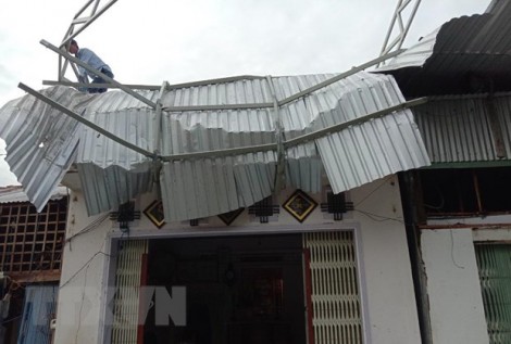 An Giang: Dông lốc làm 1 người chết, hơn 600 căn nhà bị sập