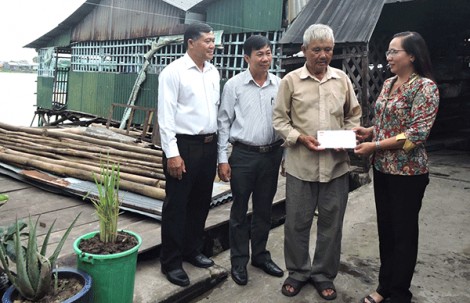 Thăm hỏi, hỗ trợ các hộ bị giông lốc làm sập nhà