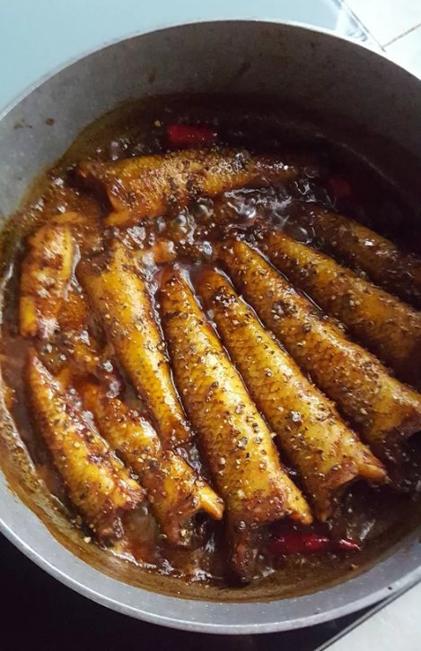 Có món cá bống cát kho khô, chắc phải nấu 2 nồi cơm mới đủ ăn