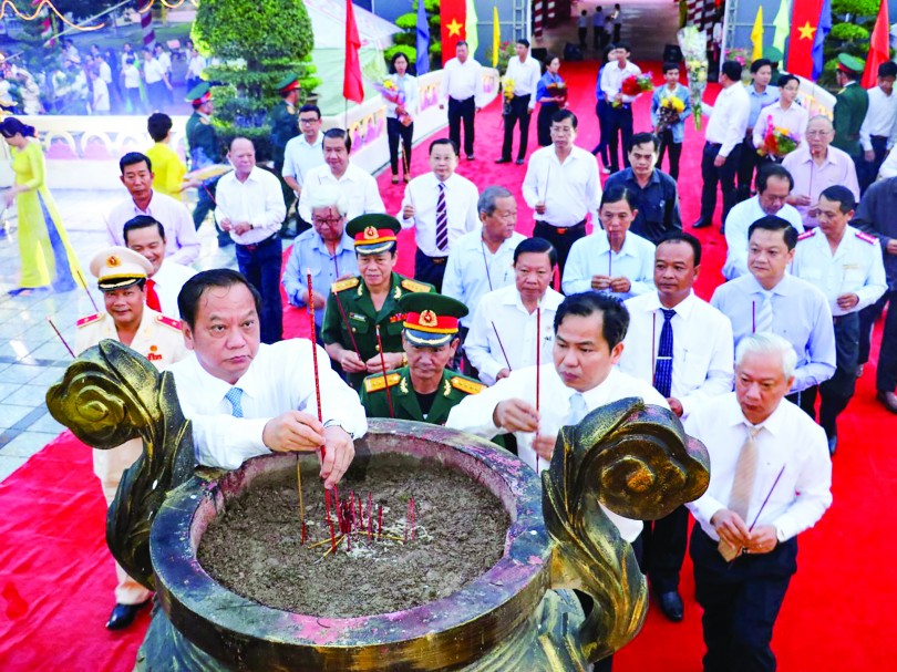 Lãnh đạo Bộ Tư lệnh Quân khu 9 và TP Cần Thơ

viếng Nghĩa trang Liệt sĩ thành phố và Tượng đài Bác Hồ
