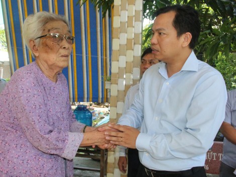 Hỗ trợ người  dân  ổn định cuộc sống,

khắc phục sạt lở bảo vệ an toàn quốc lộ 80