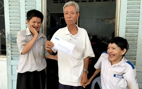 Trao tiền  bạn đọc gởi giúp gia đình ông Nguyễn Ngọc Hiền