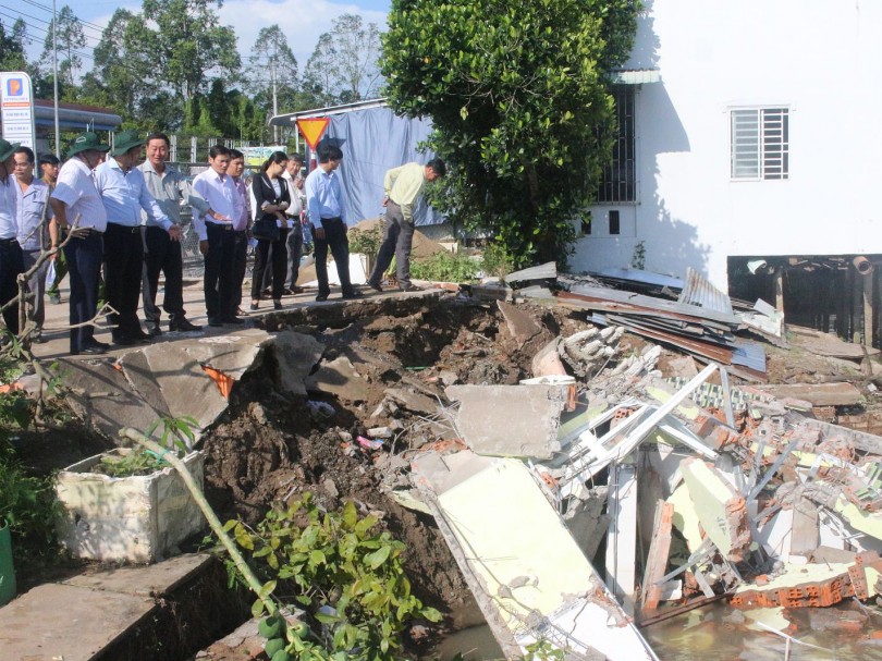 Mưa lớn, gió mạnh làm 64 căn nhà  bị sập và tốc mái