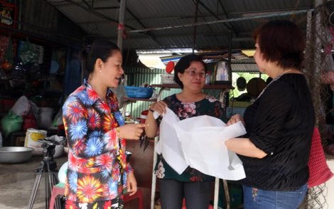 Bến Tre vận động tiểu thương sử dụng túi nilon tự hủy sinh học