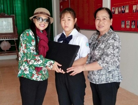 Một nhà hảo tâm tặng gạo cho cụ già neo đơn và laptop cho trẻ mồ côi