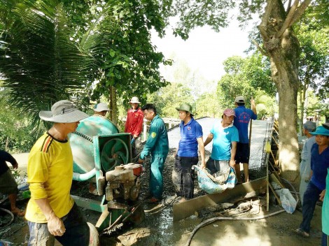Đoàn viên thanh niên tham gia

xây dựng cầu giao thông