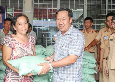 2,3 tấn gạo đến với bà con nghèo