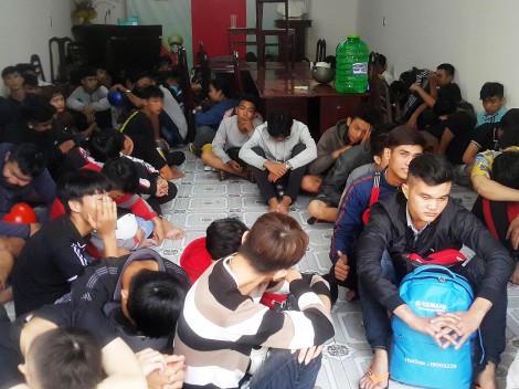 Ngăn chặn hơn 100

thanh niên tổ chức đua xe trên quốc lộ 1A