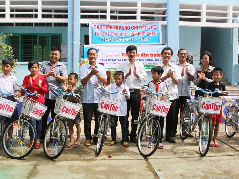 Báo Cần Thơ trao tặng xe đạp, tập

cho học sinh nghèo hiếu học