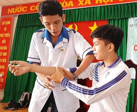Hướng dẫn học sinh kỹ năng sơ cấp cứu