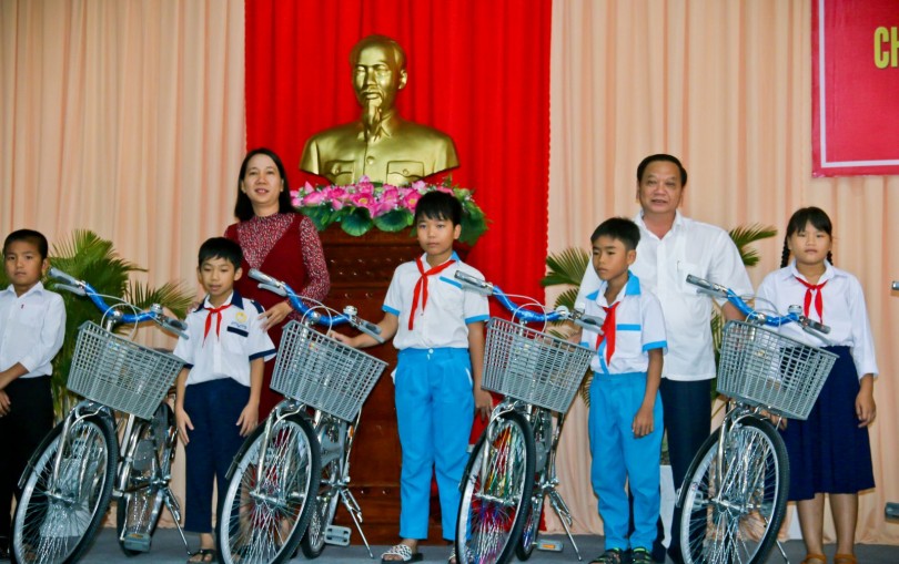 Thành ủy Cần Thơ trao học học bổng, xe đạp và tập cho học sinh nghèo hiếu học huyện Phụng Hiệp