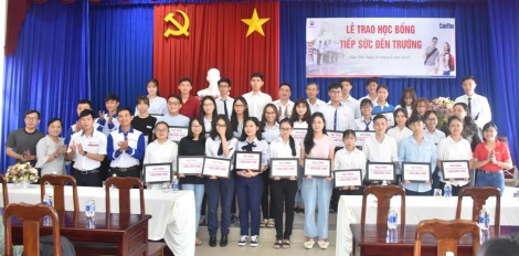 Trao học bổng cho 42 tân sinh viên thủ khoa Kỳ thi THPT Quốc gia năm 2019