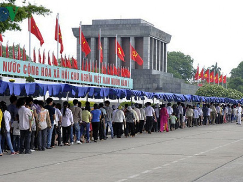 Hàng nghìn người vào Lăng viếng Bác

trong ngày Tết Độc lập