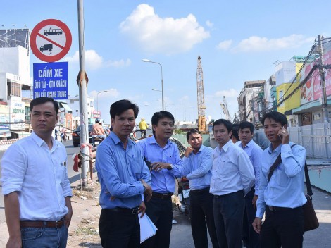 Khẩn trương khắc phục, duy tu, sửa chữa

mặt đường hư hỏng khu vực thi công

cầu Quang Trung (đơn nguyên 2)