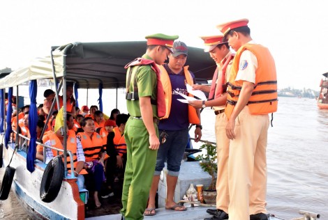 Triển khai tháng cao điểm an toàn giao thông 
cho học sinh đến trường
