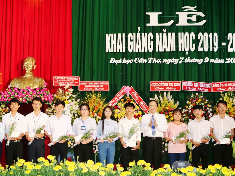 Trường Đại học Cần Thơ khai giảng năm học mới