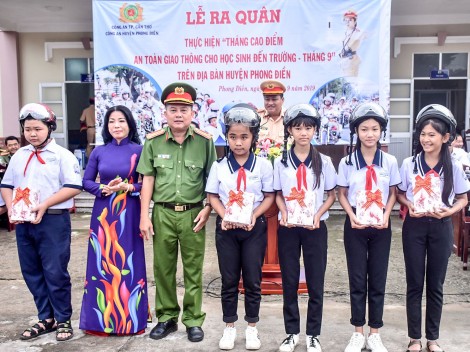 Phong Điền ra quân thực hiện “Tháng cao điểm an toàn giao thông cho học sinh đến trường - tháng 9”