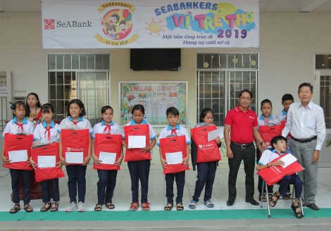 Báo Cần Thơ phối hợp với SeABank trao học bổng tại Trường THCS Hưng Phú