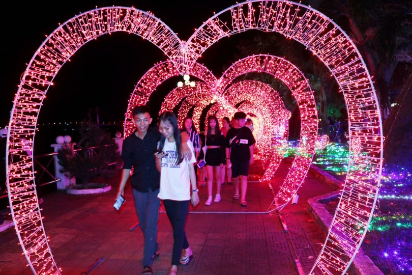 Rực rỡ sắc màu cùng lễ hội ánh sáng ở Cần Thơ