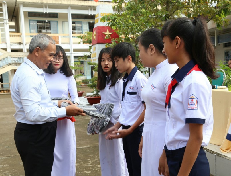 Trao học bổng cho học sinh nghèo, vượt khó