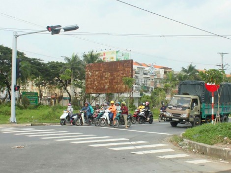 Lắp đèn tín hiệu giao thông

tại nút giao khu dân cư Nam Long