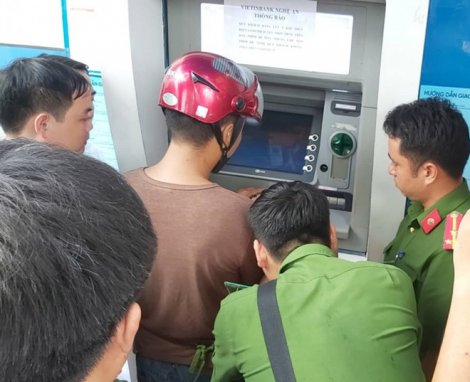 Phát hiện nhóm người Trung Quốc làm giả thẻ ATM để chiếm đoạt tài sản