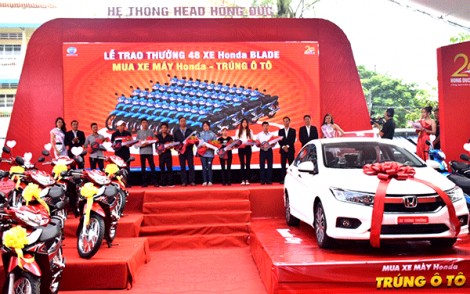 48 khách hàng may mắn trúng xe Honda Blade và 1 khách hàng trúng ô tô Honda City tại HEAD Hồng Đức