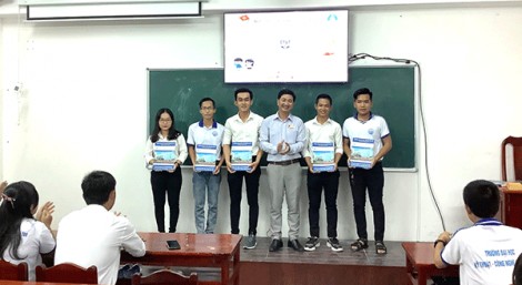 Sinh viên phòng chống rác thải nhựa