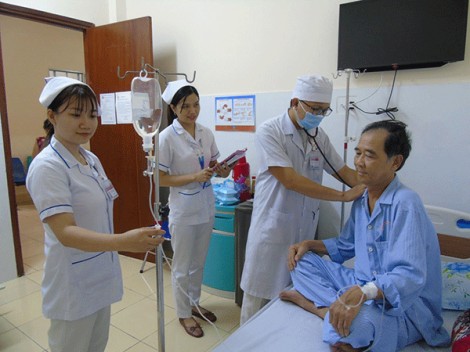 Tận tụy chăm sóc sức khỏe nhân dân