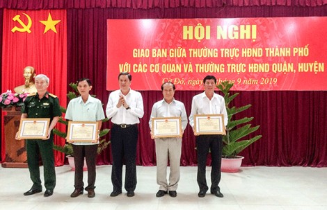 Các đại biểu tập trung nghiên cứu, thảo luận và đóng góp ý kiến các dự thảo nghị quyết góp phần vào thành công của kỳ họp