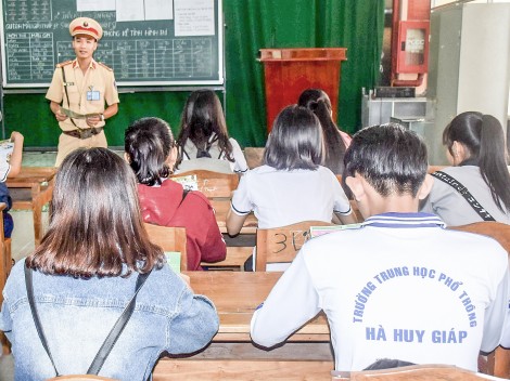 “Tháng cao điểm an toàn giao thông

cho học sinh đến trường- Tháng 9”