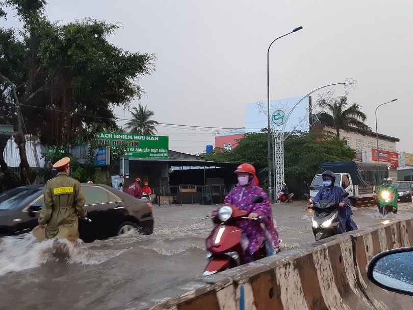 Triều cường dâng cao gây ùn tắc giao thông