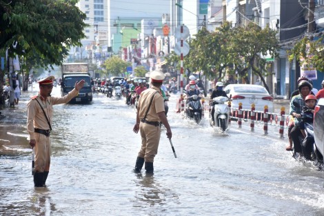 Giúp nhau trong những ngày triều cường dâng cao