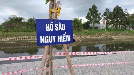 Lắp đặt rào chắn tại hồ Búng Xáng
