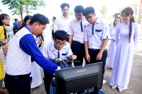 Phối hợp tuyên truyền an toàn giao thông
và hướng dẫn lái xe an toàn cho học sinh